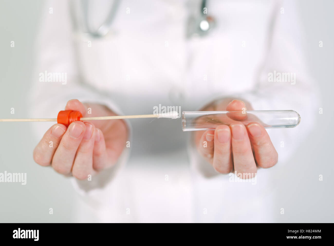 Weibliche forensische Techniker sammeln von biologischen Proben in DNA-Röhre, Nahaufnahme von Womans Hände in weißer uniform mit gesampelten co Stockfoto