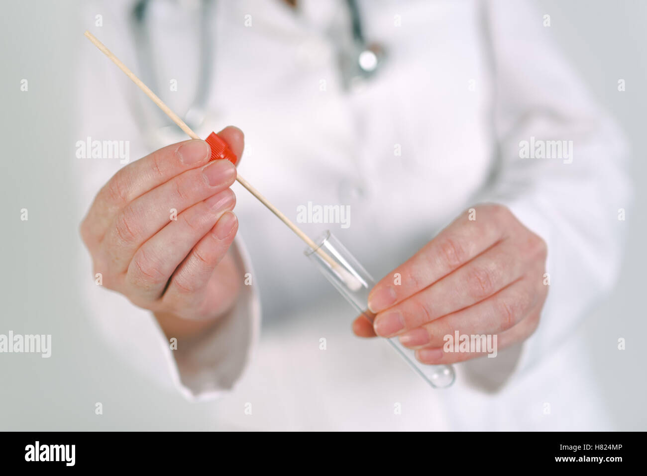 Weibliche forensische Techniker sammeln von biologischen Proben in DNA-Röhre, Nahaufnahme von Womans Hände in weißer uniform mit gesampelten co Stockfoto