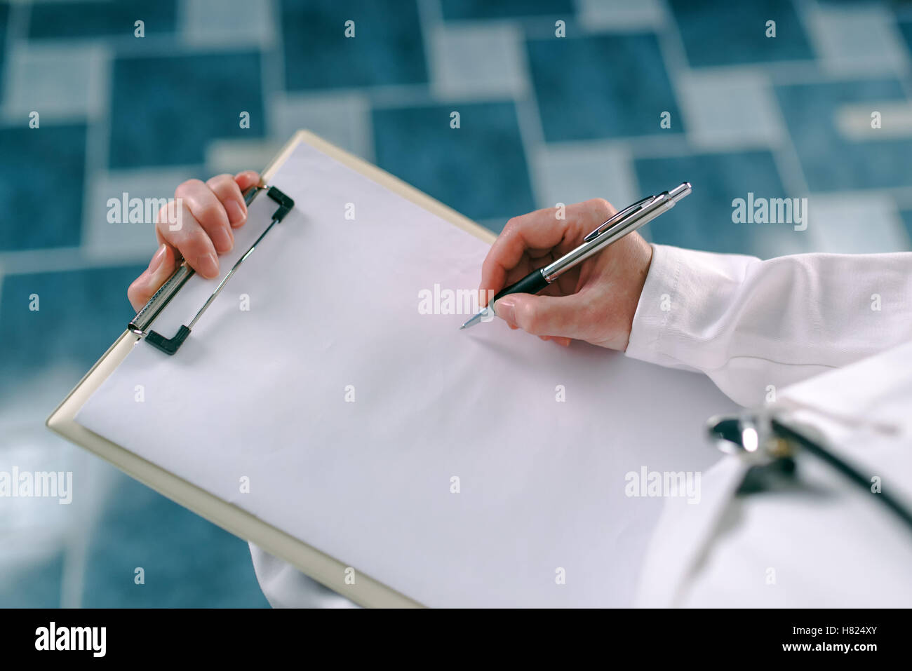 Ärztin in weißen Uniform auf Zwischenablage Papier Anamnese zu schreiben. Frau als Spezialist für Gesundheit Prüfung, äh, dis Stockfoto
