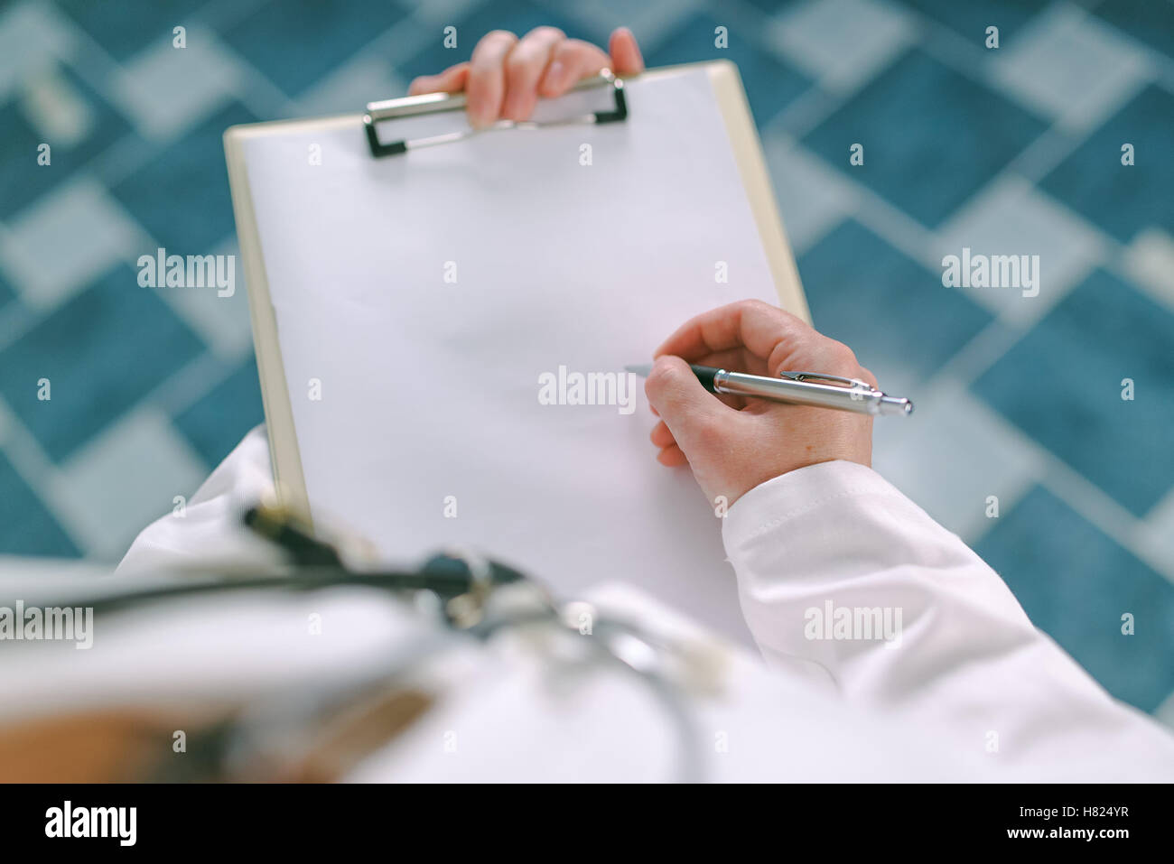 Ärztin in weißen Uniform auf Zwischenablage Papier als textfreiraum für Patienten medizinische Geschichte oder Medizin Rezept schreiben. Stockfoto