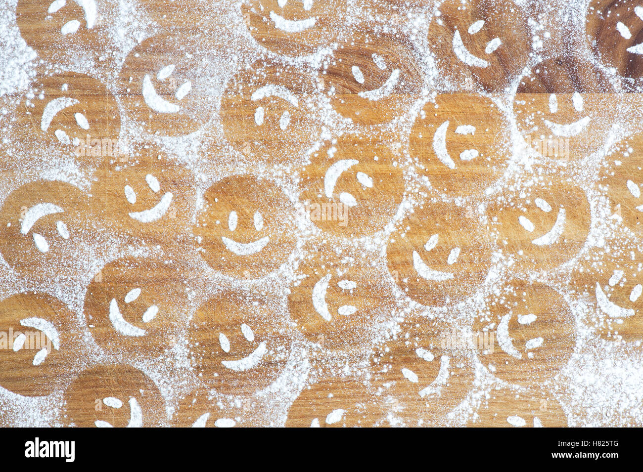 Puderzucker Zucker Smiley faces Muster auf Holz Stockfoto