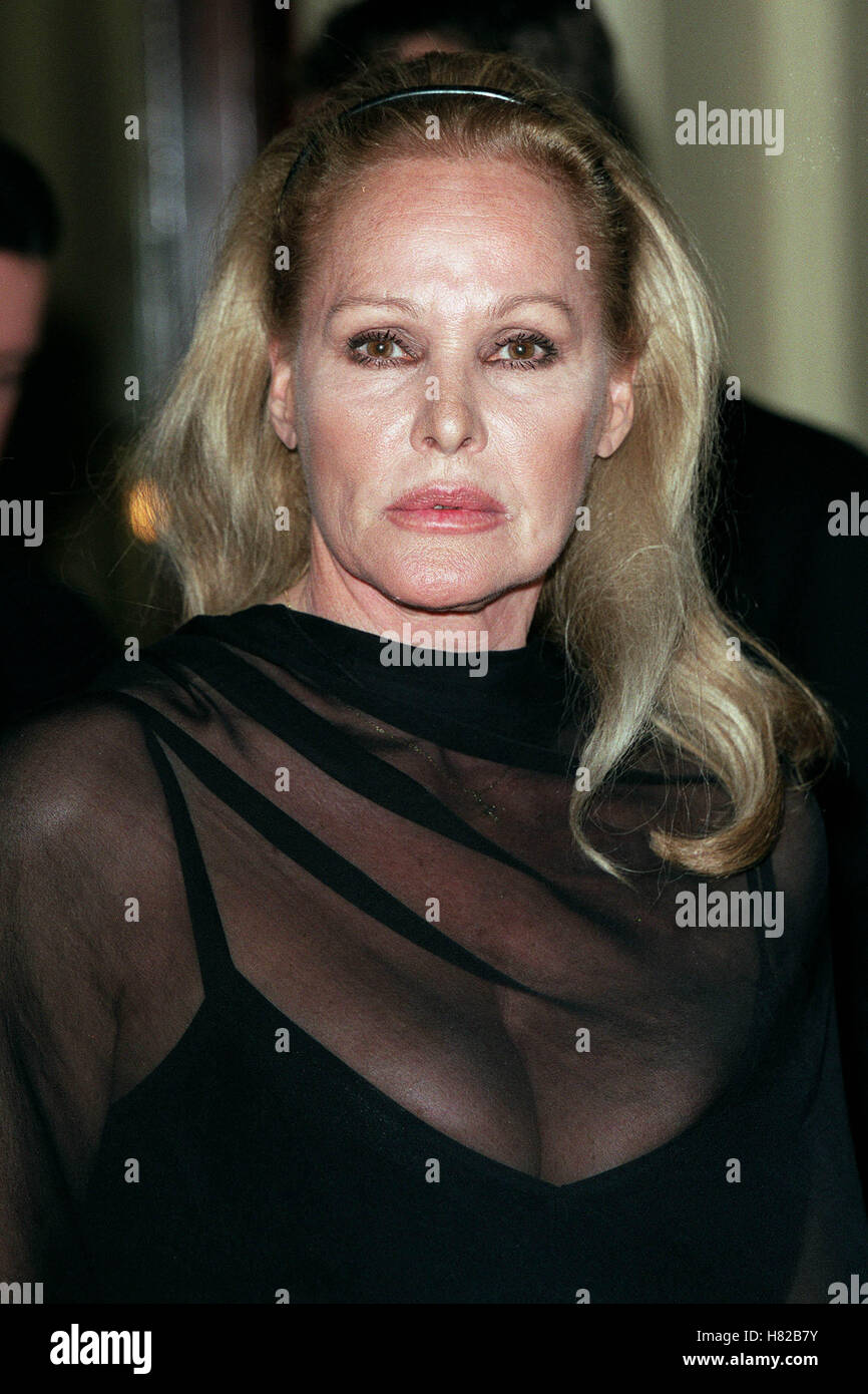 Actress ursula andress -Fotos und -Bildmaterial in hoher Auflösung – Alamy