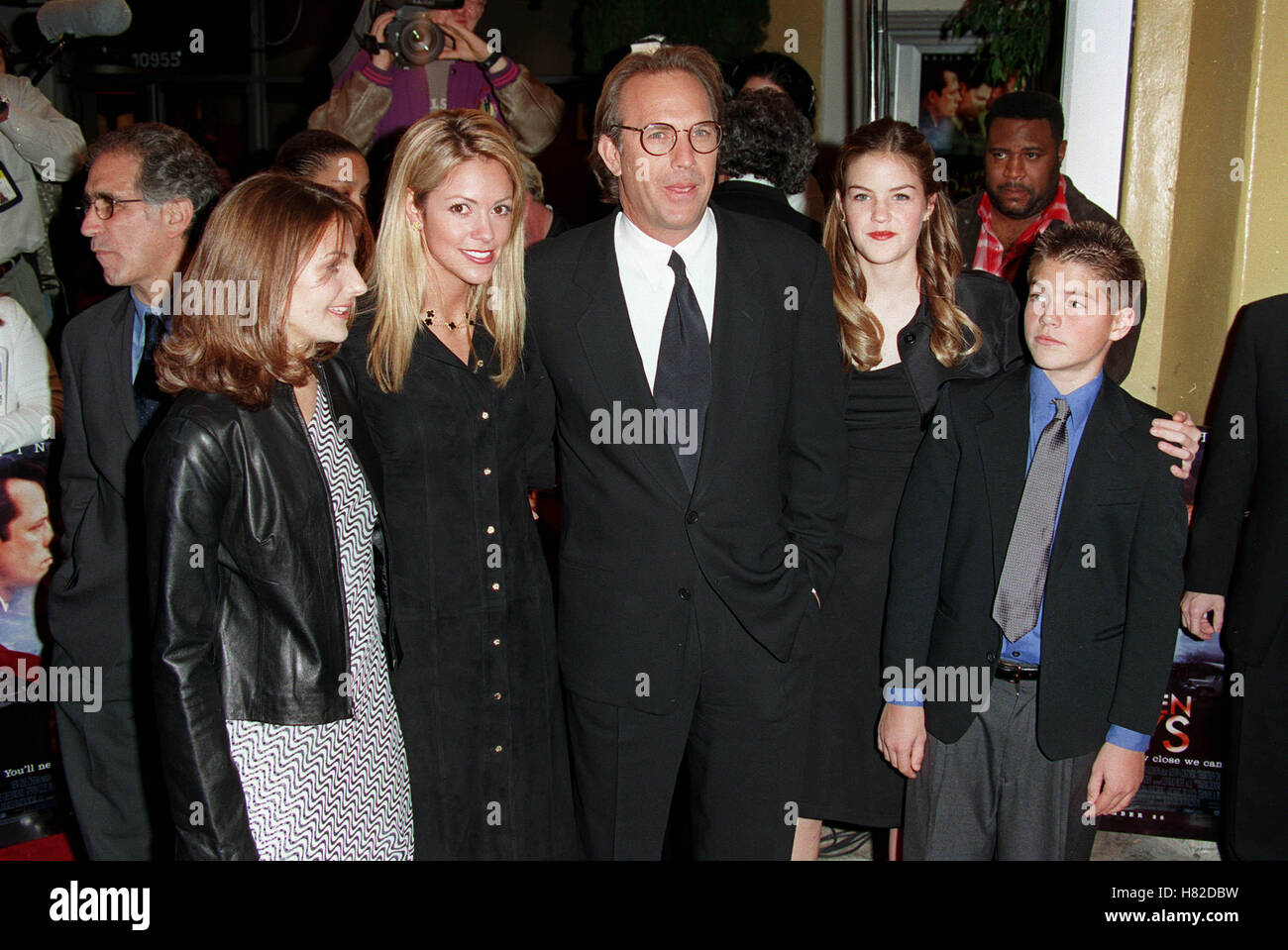 K COSTNER Familie & Freundin 13 Tage Filmpremiere WESTWOOD LOS ANGELES USA 8. Januar 2001 Stockfoto