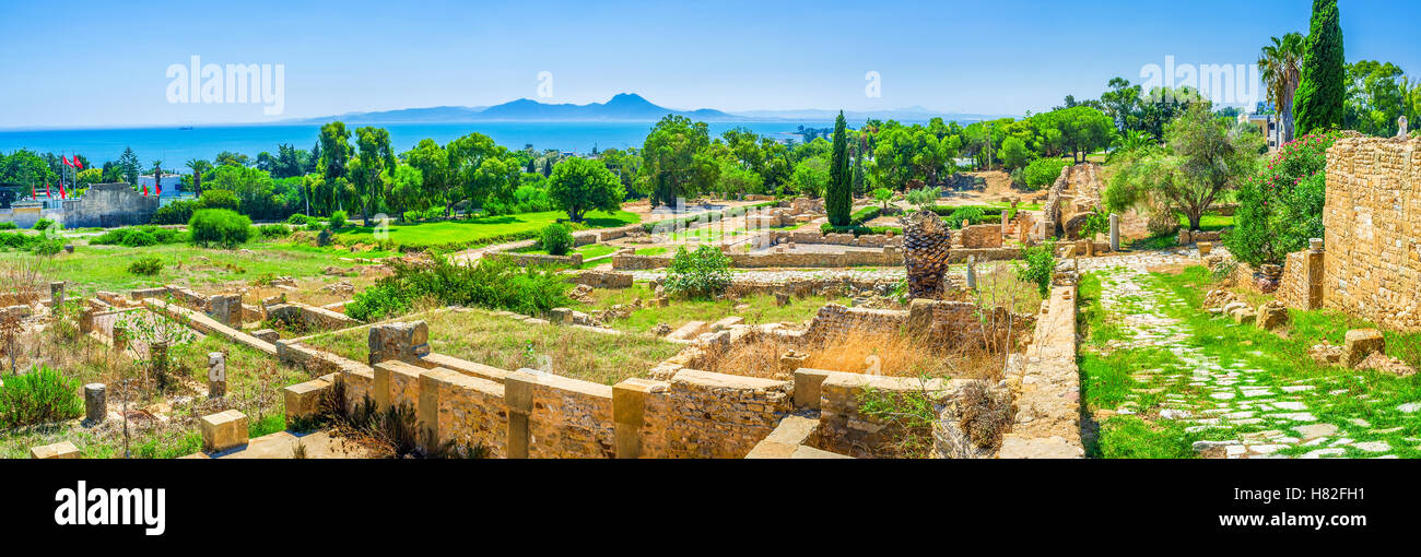 Der Panoramablick der Ausgrabungsstätte des römischen Villen mit der Cap-Bon im Hintergrund, Karthago, Tunesien. Stockfoto