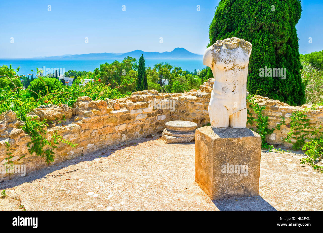 Die alten zerstörten männliche Statue in archäologischen Stätte von römischen Villen, Karthago, Tunesien. Stockfoto