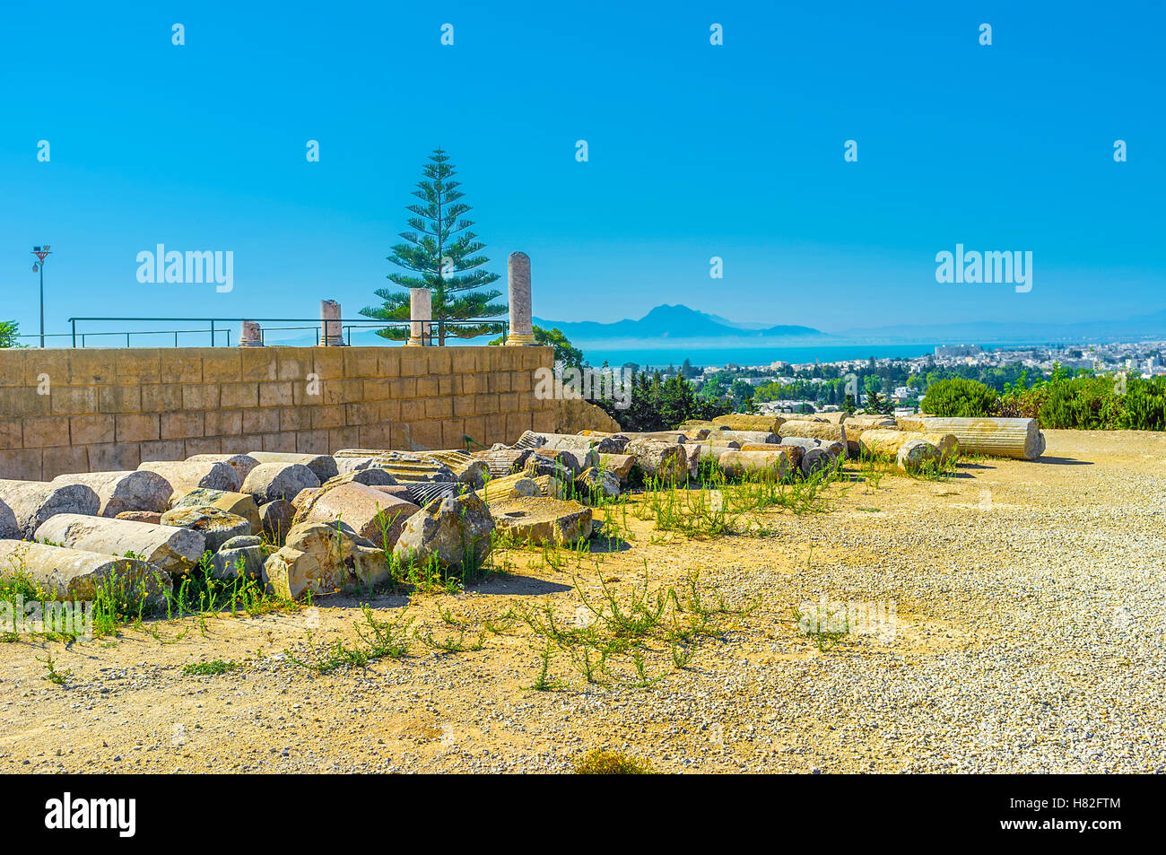 Die zerstörten Säulen an der archäologischen Stätte auf Bursa Hügel mit Blick auf Cap Bon auf dem Hintergrund, Carthage Stockfoto