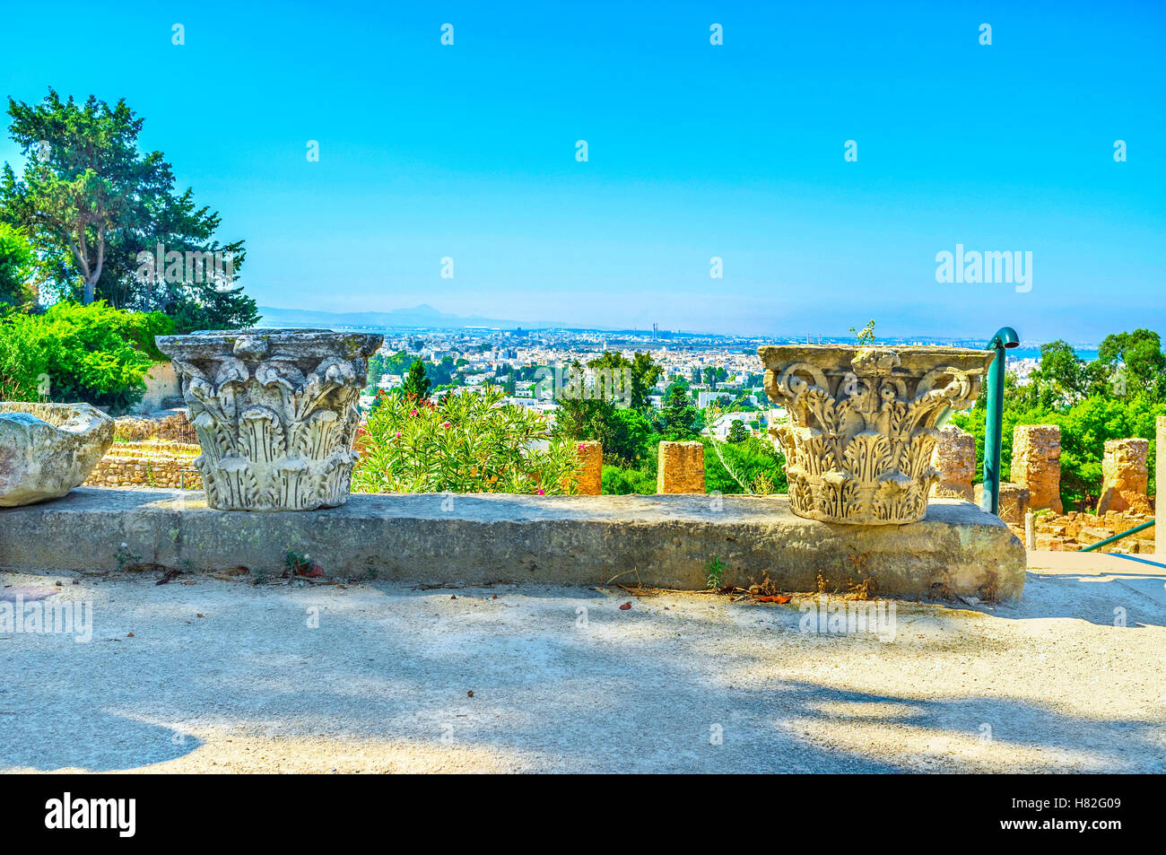 Die antiken Kapitellen der Säulen steht auf der Sicht der archäologischen Stätte, Karthago, Tunesien. Stockfoto