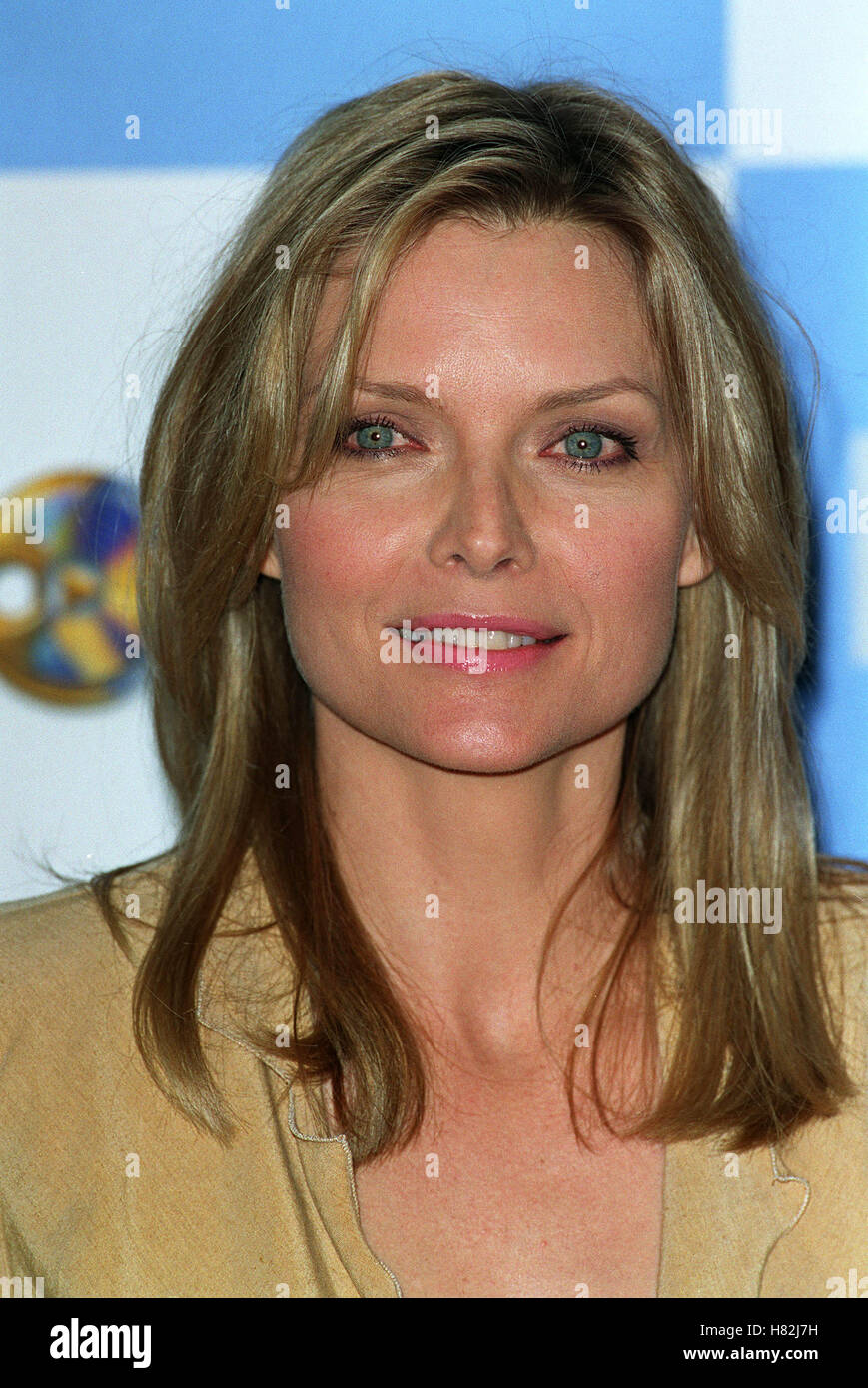 MICHELLE PFEIFFER BLOCKBUSTER AWARDS LA LA LA USA 10. April 2001 Stockfoto