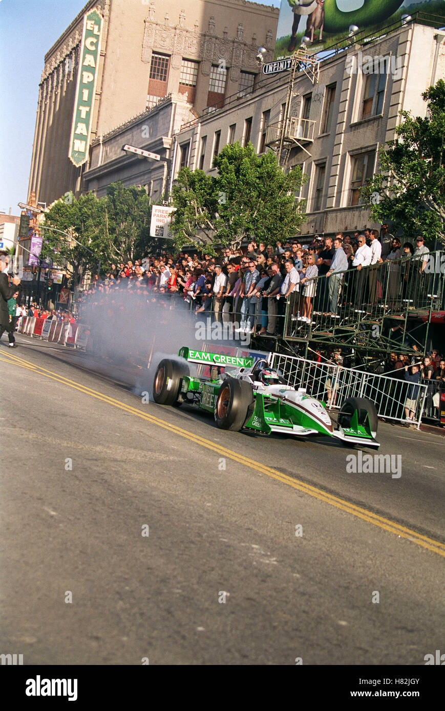 RACE CARS HOLLYWOOD BOULEVARDE FILM PREMIER ANGETRIEBENEN HOLLYWOOD LOS ANGELES USA 16. April 2001 Stockfoto