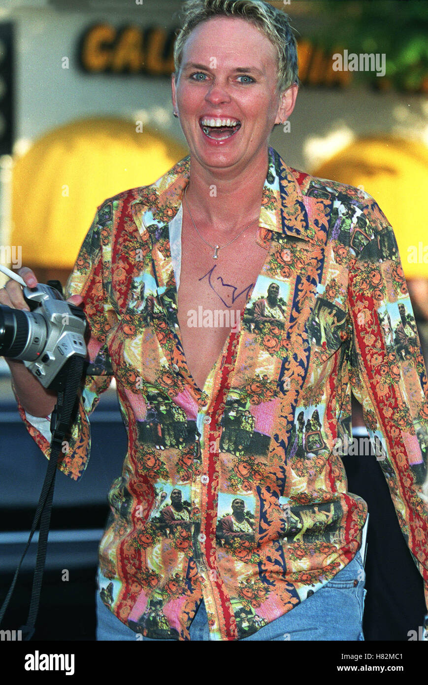 SIGNIERTES ANGELINA JOLIE FAN TOMB RAIDER FILM PREMIER TOMB RAIDER FILM PREMIER WESTWOOD LOS ANGELES USA 11. Juni 2001 Stockfoto