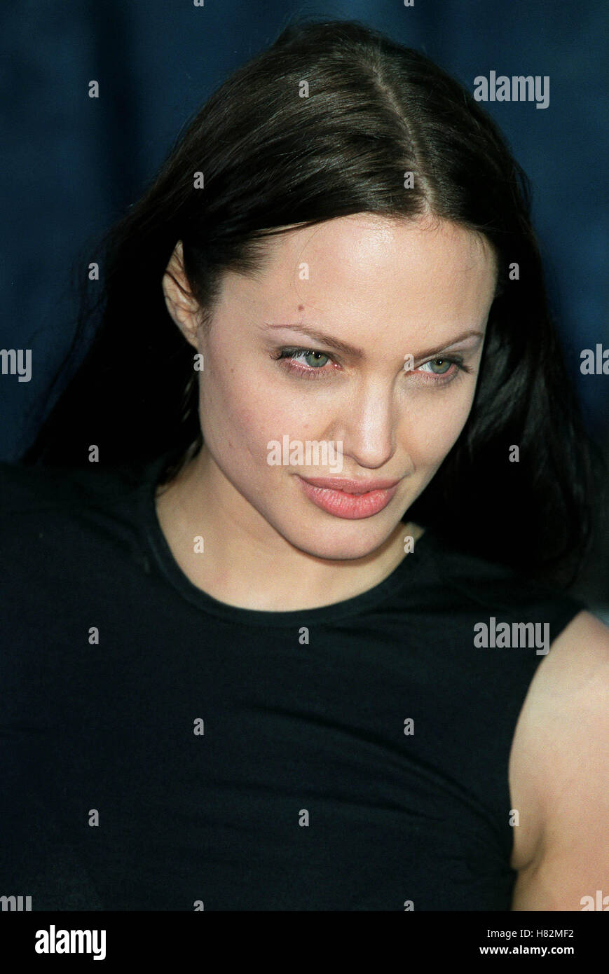 ANGELINA JOLIE TOMB RAIDER FILM PREMIER TOMB RAIDER FILM PREMIER WESTWOOD LOS ANGELES USA 11. Juni 2001 Stockfoto