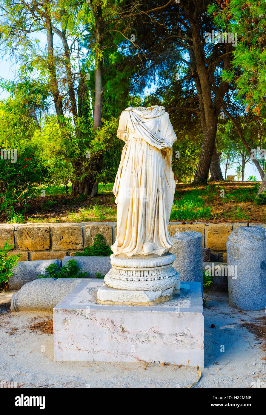 Die kopflose antike Statue in der archäologischen Stätte von Karthago, Tunesien. Stockfoto