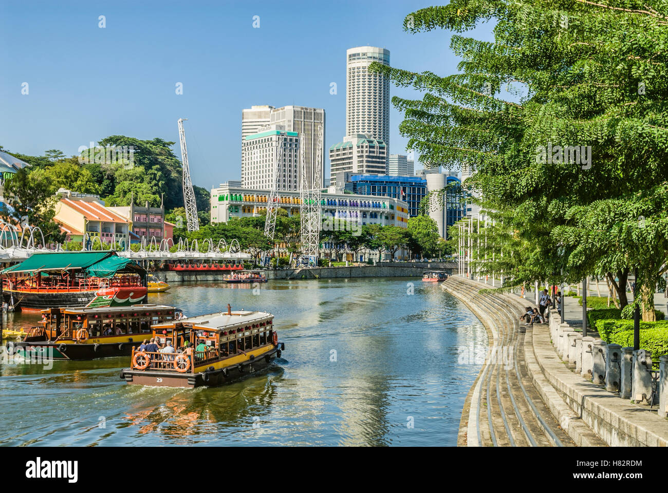 Touristenboot am Clarke Quay am Singapore River, Singapur Stockfoto