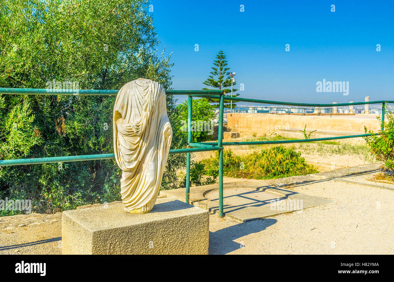 Die Ancique Statue ohne Kopf auf dem Gebiet der archäologischen Stätte von Karthago, Tunesien. Stockfoto
