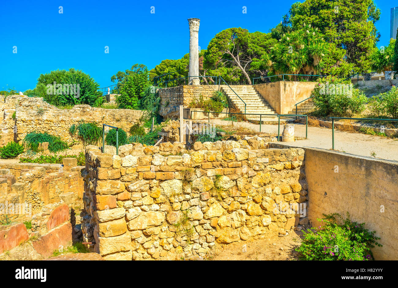Das Gebiet der archäologischen Stätte auf Byrsa Hügel besteht aus vielen Bereichen mit Ruinen und das Museum von Karthago, Tunesien. Stockfoto