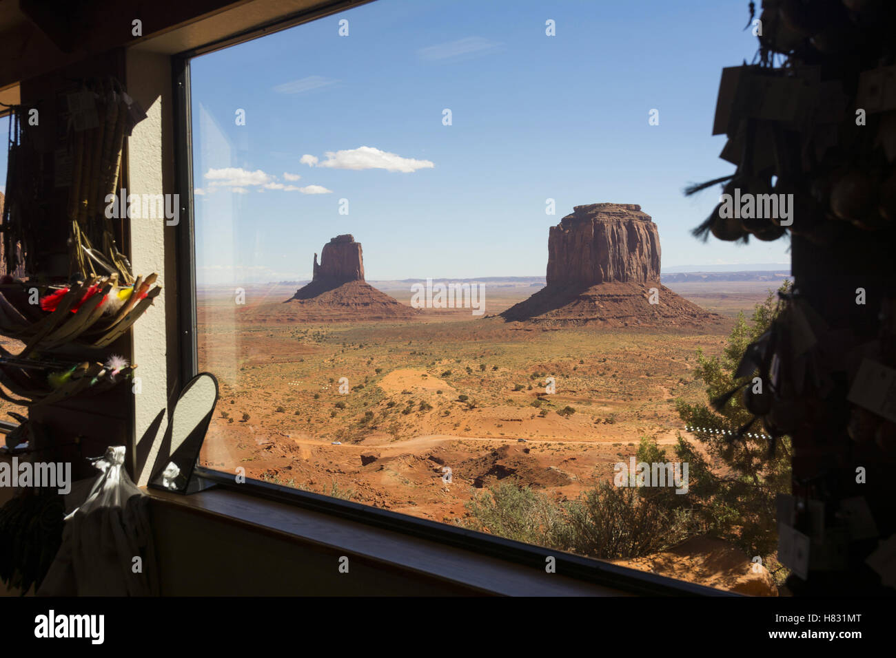 Arizona-Utah, Monument Valley Navajo Tribal Park, Talblick vom Besucherzentrum Stockfoto