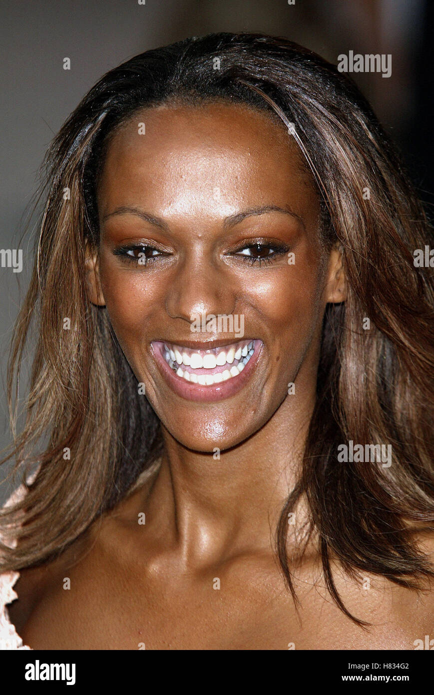 JUDI SHEKONI "MINORITY REPORT" LONDON PREM ODEON LEICESTER SQUARE LONDON ENGL 26. Juni 2002 Stockfoto