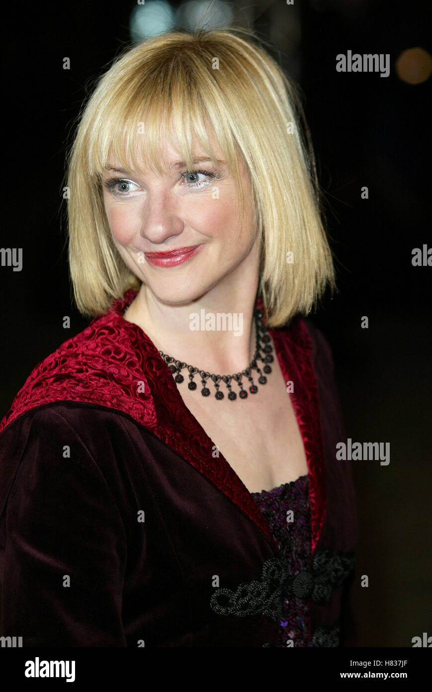 JANE HORROCKS sterben einen weiteren Tag (JAMES BOND) PREMIERE LONDON ROYAL ALBERT HALL LONDON ENGLAND 18. November 2002 Stockfoto