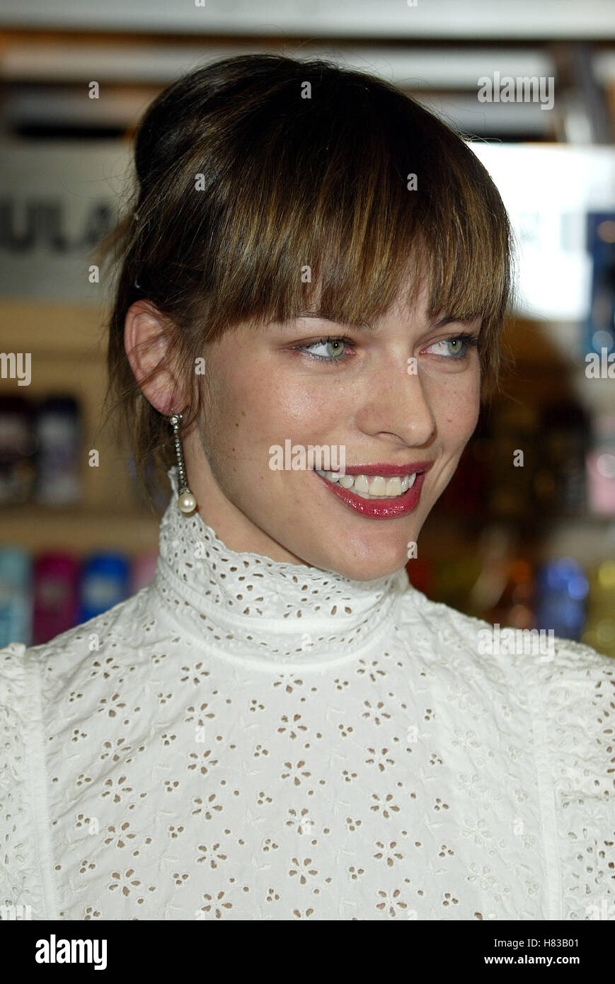 MILLA JOVOVICH RESIDENT EVIL FILM PREMIERE HOLLYWOOD LOS ANGELES USA 12. März 2002 Stockfoto