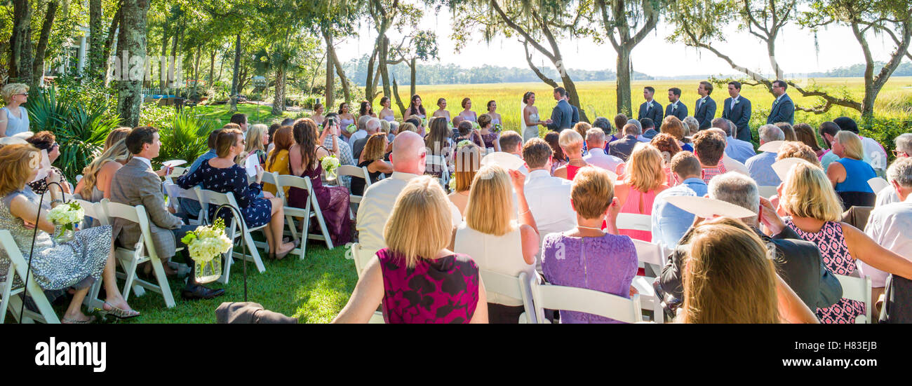 Weiten Blick über Outdoor-Garten Hochzeitszeremonie; Creek Club am i ' on; Mt. Pleasant; in der Nähe von Charleston; South Carolina; USA Stockfoto