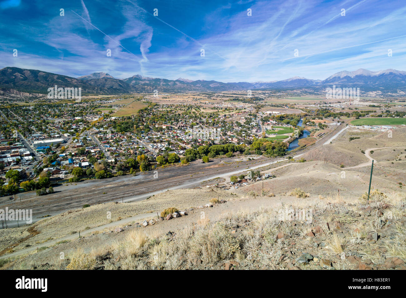 Tenderfoot Berg ('S' Berg) Aussicht mit Blick auf den Arkansas River und kleine Bergstadt Salida, Colorado, USA Stockfoto