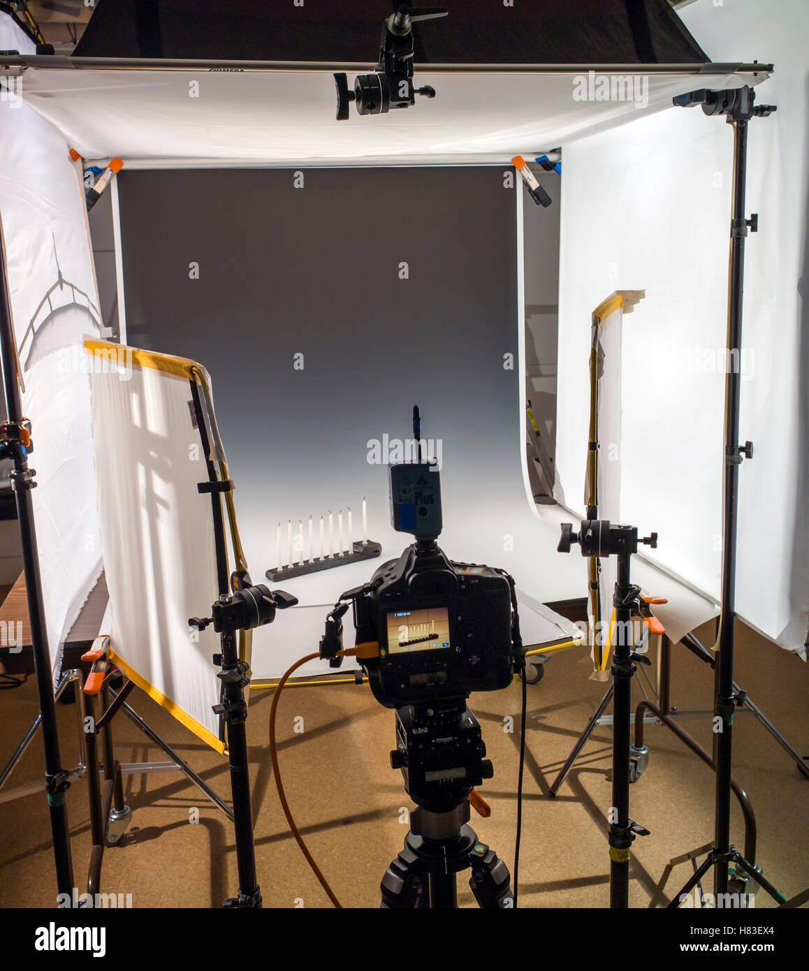 Beleuchtung und Kamera-Ausrüstung in einem kommerziellen Fotostudio. Stockfoto