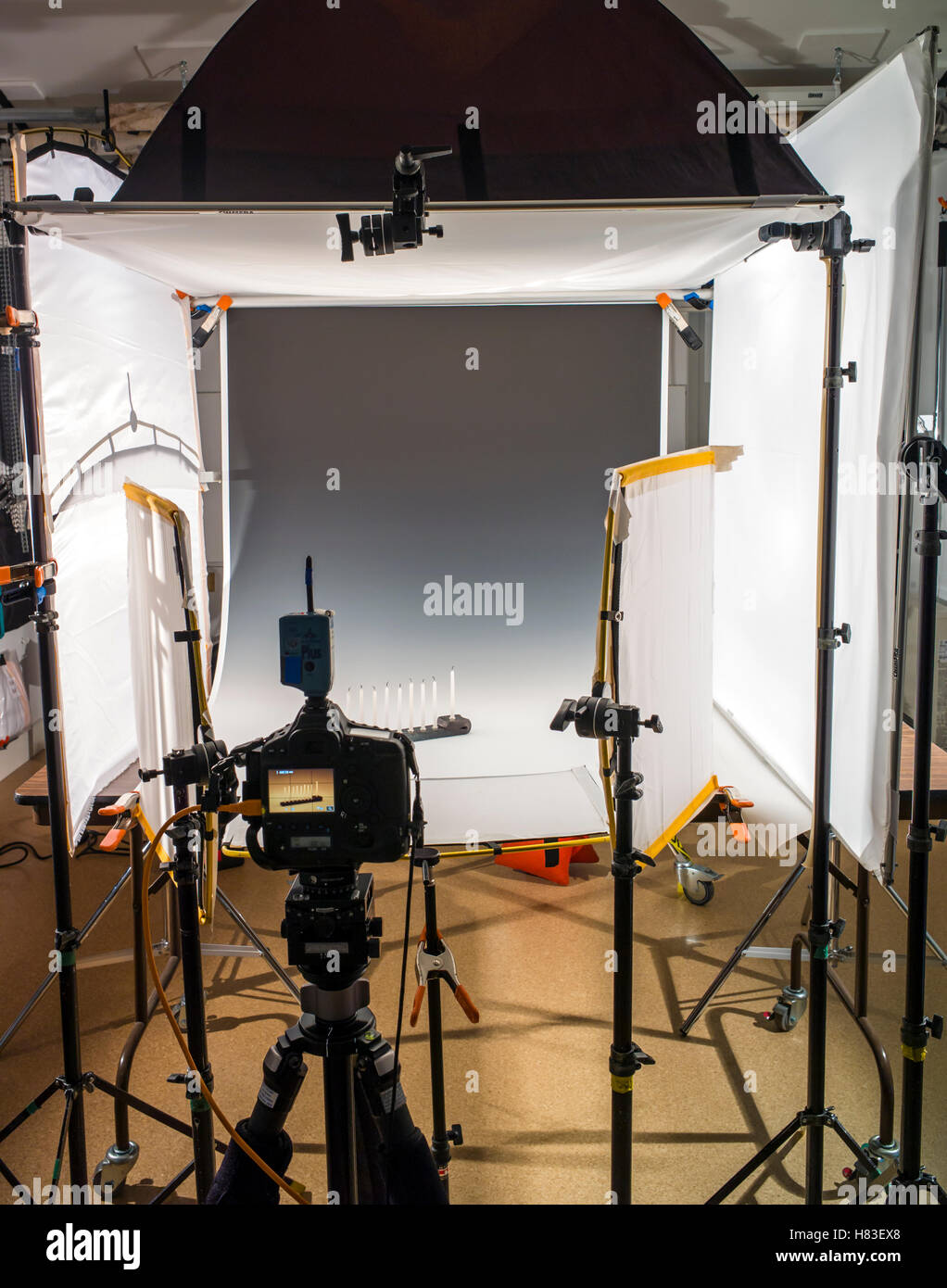 Beleuchtung und Kamera-Ausrüstung in einem kommerziellen Fotostudio. Stockfoto
