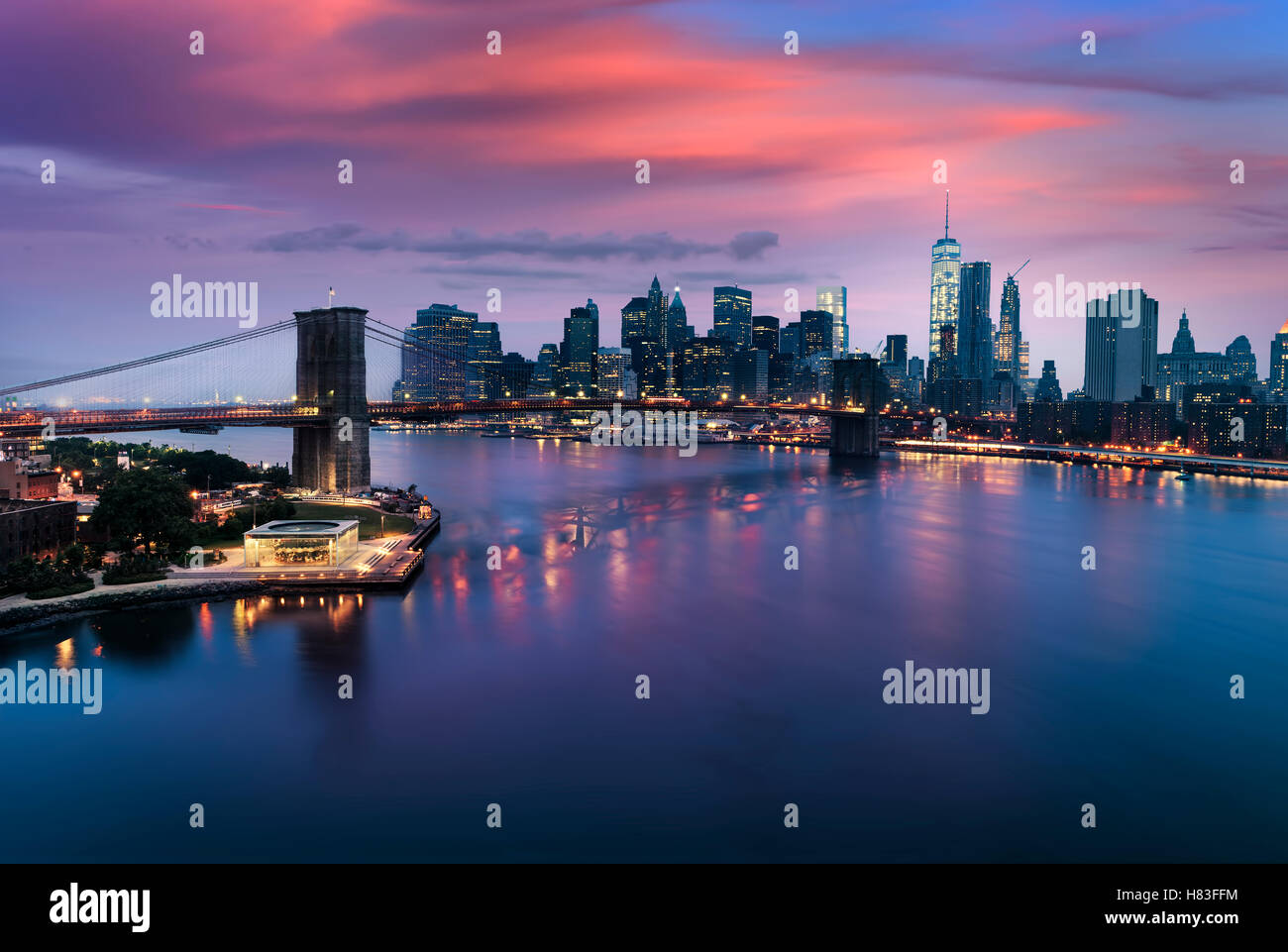 Manhattan und Brooklyn Bridge in der Dämmerung, New York City USA Stockfoto