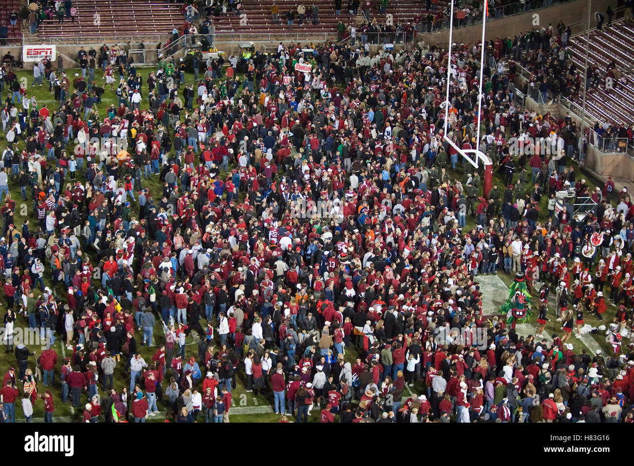 28. November 2009; Stanford, CA, USA;  Stanford Cardinal Fans stürzte das Feld nach dem Spiel gegen die Notre Dame Fighting Irish Stanford Stadium.  Stanford besiegte Notre Dame 45-38. Stockfoto