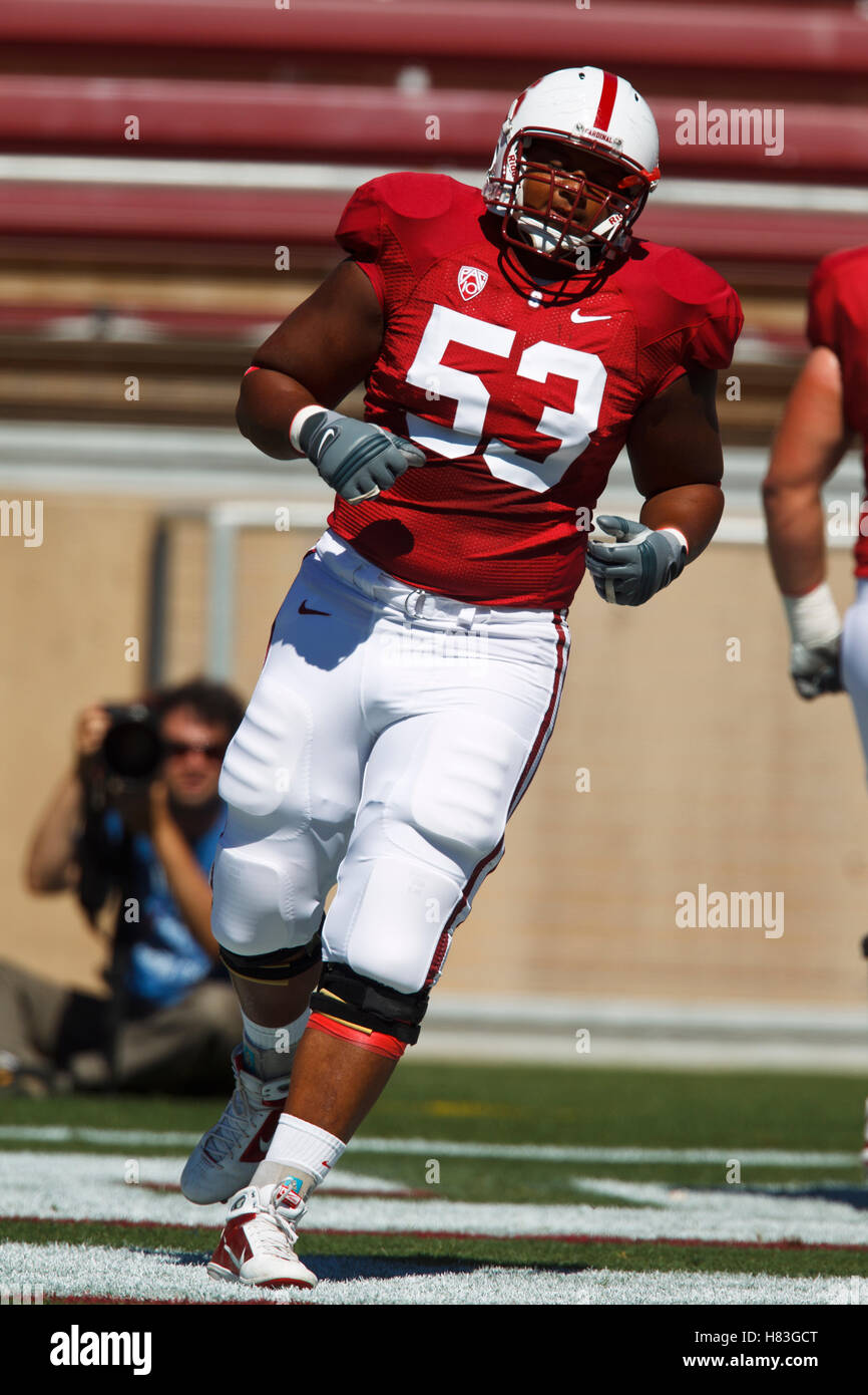 4. September 2010; Stanford, CA, USA;  Stanford Cardinal Tackle Derek Hall (53) erwärmt sich vor dem Spiel gegen die Sacramento State Hornets im Stanford Stadium.  Stanford besiegte Sacramento State 52-17. Stockfoto