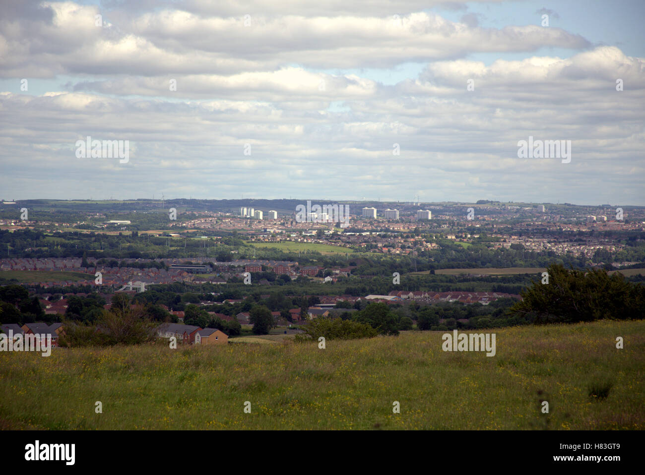 Luftbild von Glasgow und im Osten von Cambuslang mit Feldern im Vordergrund Stockfoto