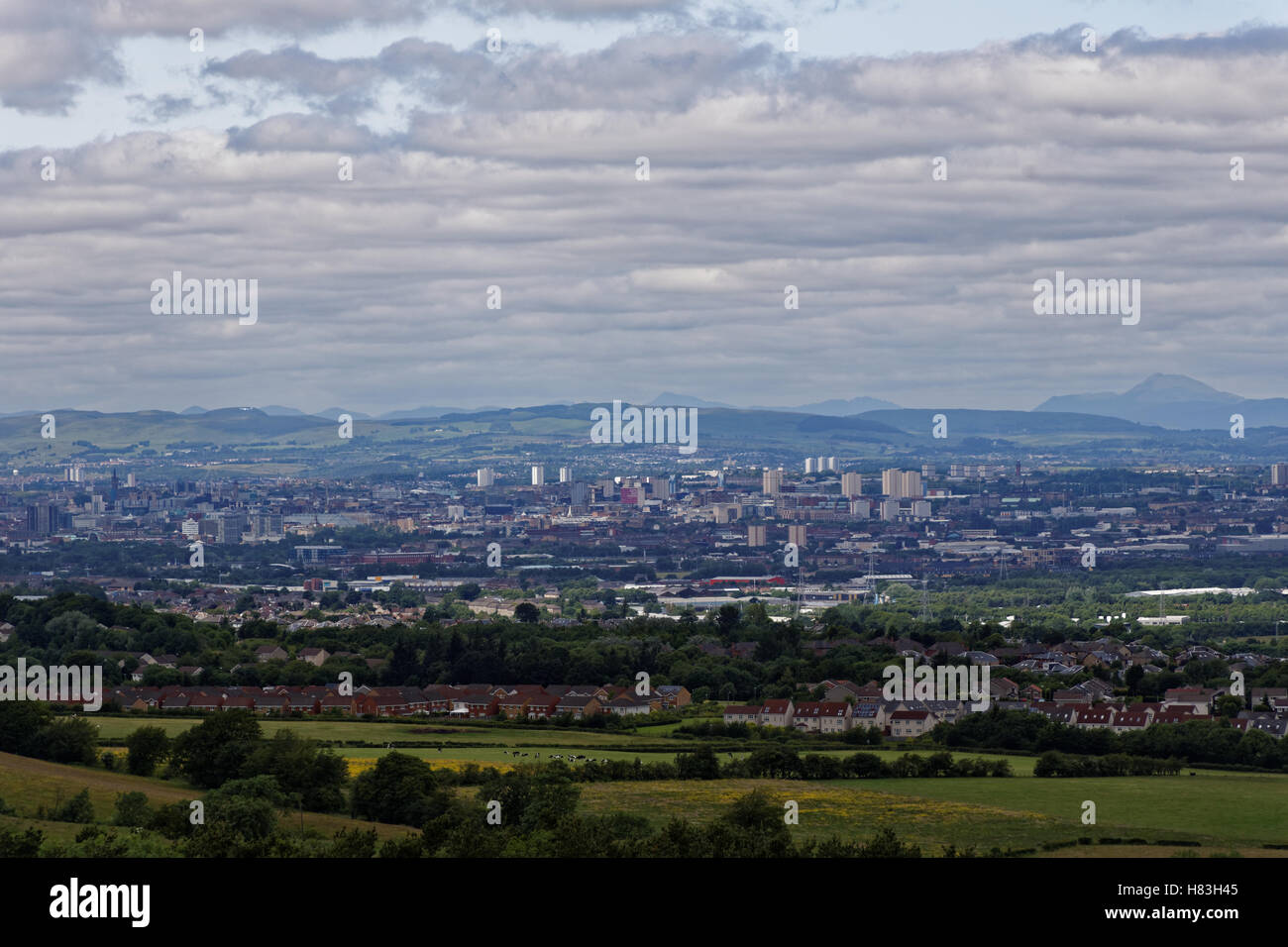 Luftbild von Glasgow und im Westen von Cambuslang mit Feldern im Vordergrund Stockfoto