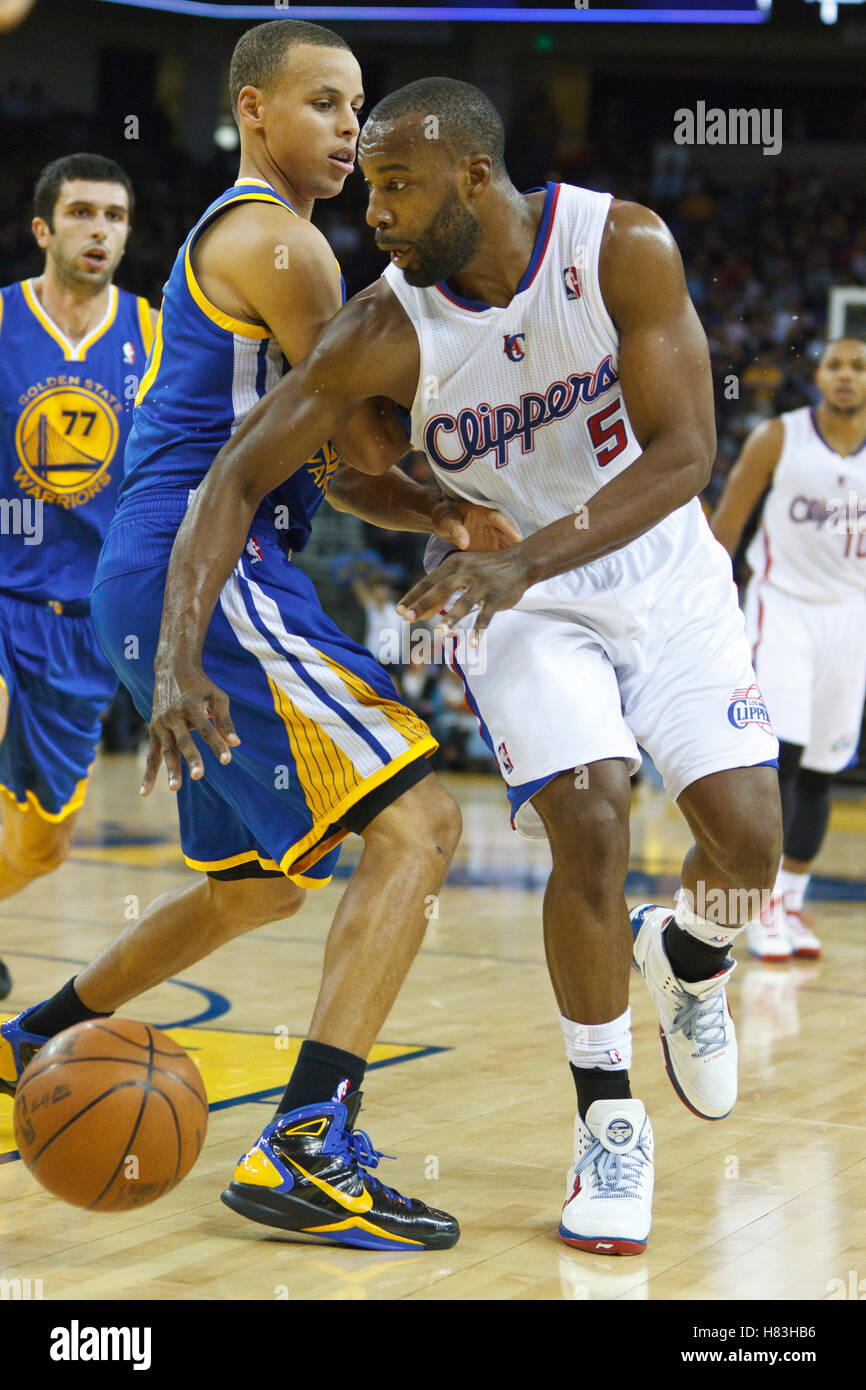 Oktober 29, 2010; Oakland, Ca, USA; Los Angeles Clippers Point Guard Baron Davis (5) ist durch die Golden State Warriors bewacht Point Guard Stephen Curry (30) Im zweiten Quartal Oracle Arena. Stockfoto