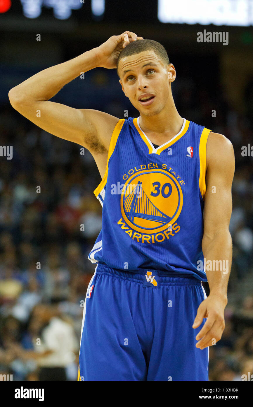 Oktober 29, 2010; Oakland, Ca, USA; Golden State Warriors Point Guard Stephen (30) Kratzer seinen Kopf während des zweiten Quartals Curry gegen die Los Angeles Clippers in der Oracle Arena. Stockfoto