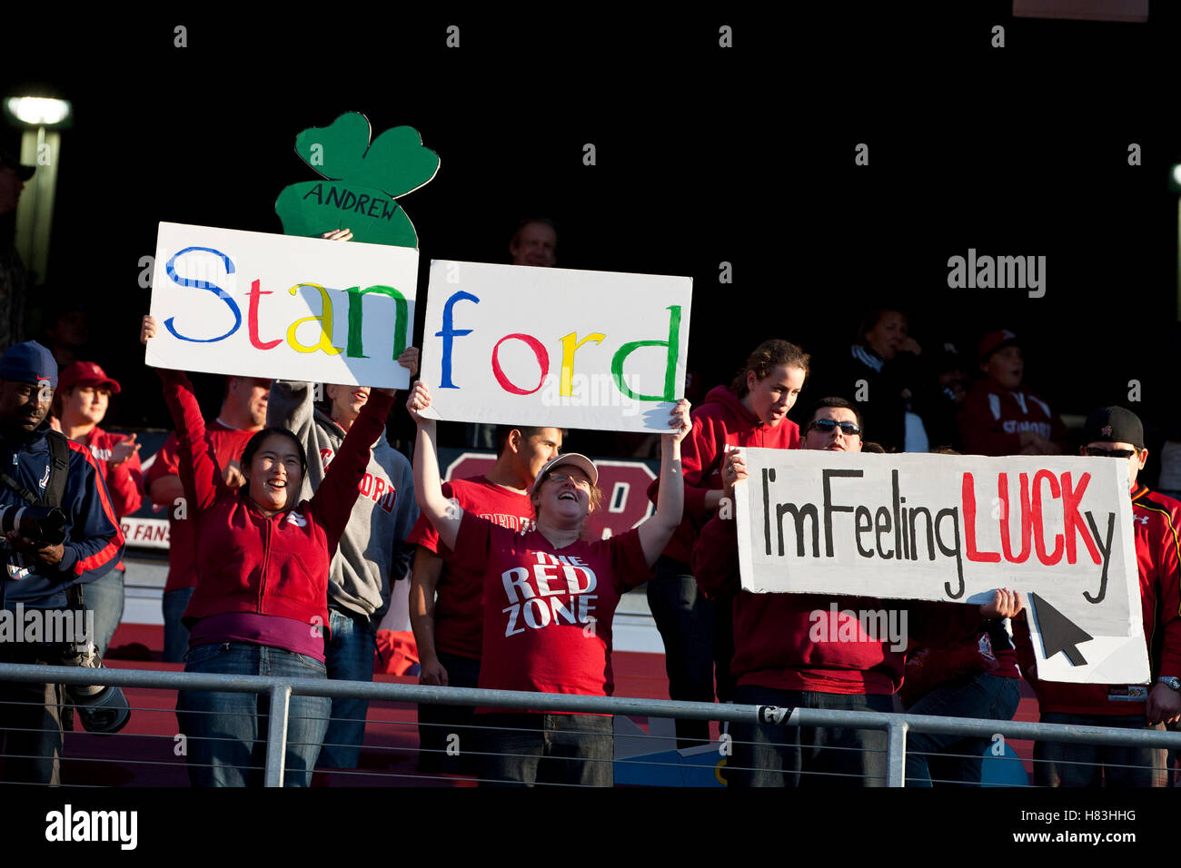 November 6, 2010; Stanford, CA, USA; Stanford cardinal Fans mit einem Schild im ersten Quartal gegen die Arizona Wildcats bei Stanford Stadium. Stockfoto