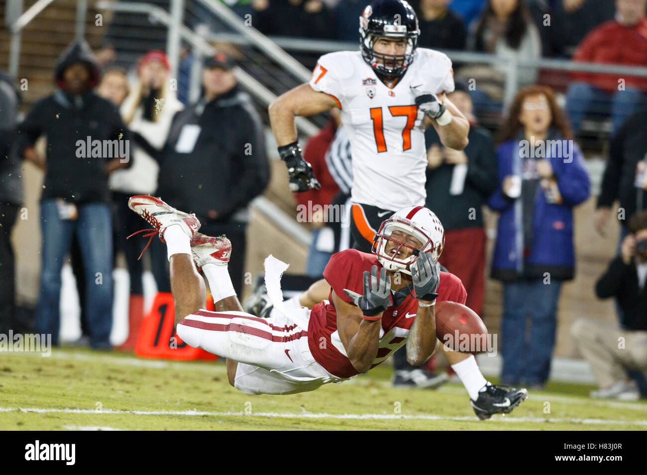 November 27, 2010, Stanford, CA, USA; Stanford Kardinal wide receiver Doug Baldwin (89) ist zum Tauchen für einen Haken hinter Oregon State beavers nicht cornerback Brandon Hardin (17) im ersten Quartal bei Stanford Stadium. Stockfoto