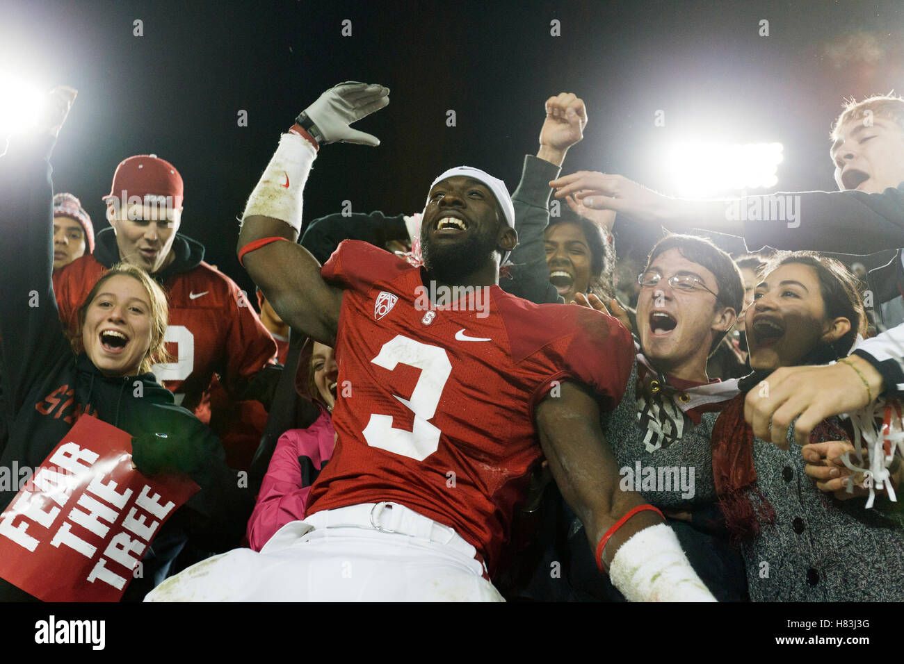 27. November 2010; Stanford, CA, USA;  Stanford Cardinal Cornerback Michael Thomas (3) feiert mit den Fans nach dem Spiel gegen die Oregon State Beavers Stanford Stadium.  Stanford besiegte Oregon State 38-0. Stockfoto