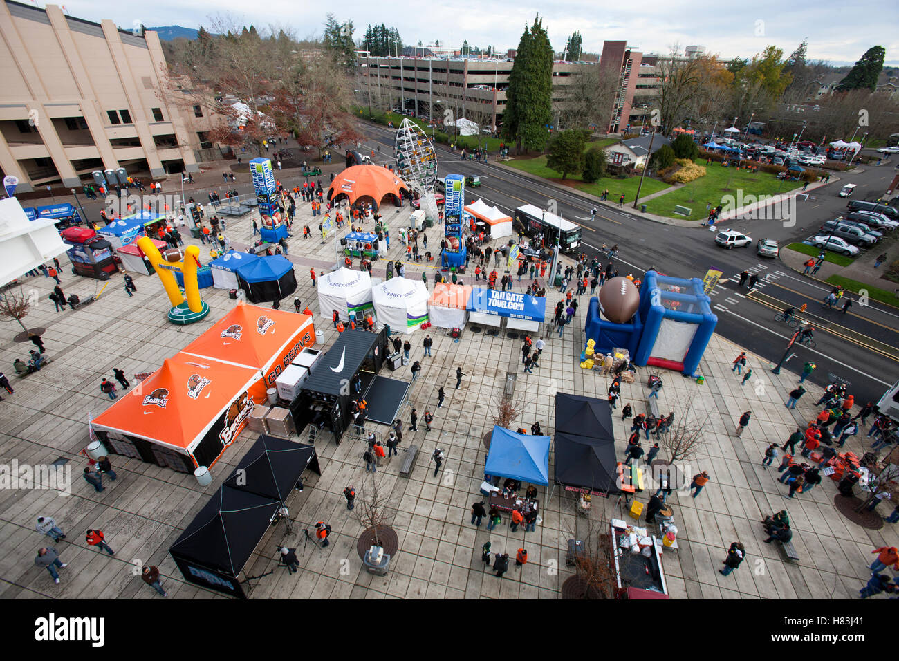 Dezember 4, 2010; Corvallis, or, USA; Oregon State beavers Fans außerhalb der Reser Stadium Heckklappe, bevor Sie das Spiel zwischen der Oregon State beavers und der Oregon ducks. Stockfoto