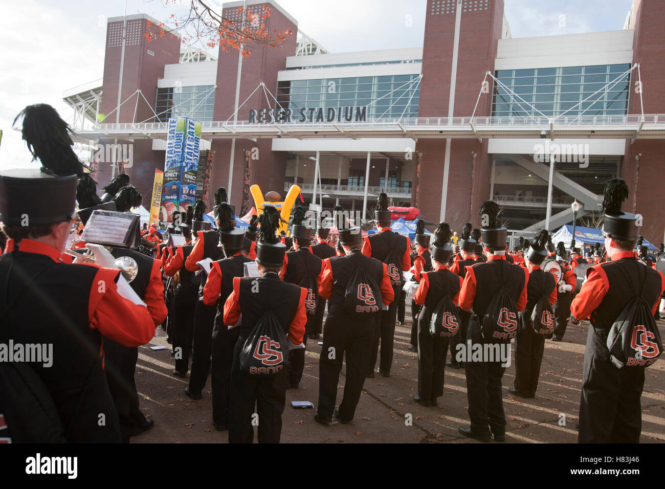 4. Dezember 2010; Corvallis, OR, USA;  Die Oregon State Beavers marschierendes Band führt außen Orchesterprobe-Stadion vor dem Spiel gegen die Oregon Ducks. Stockfoto