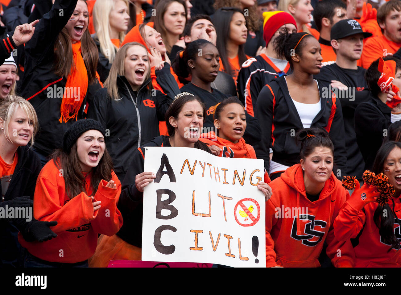 4. Dezember 2010; Corvallis, OR, USA;  Oregon State Beavers Fans jubeln auf der Tribüne im zweiten Quartal an den Oregon Ducks Orchesterprobe Stadium. Stockfoto