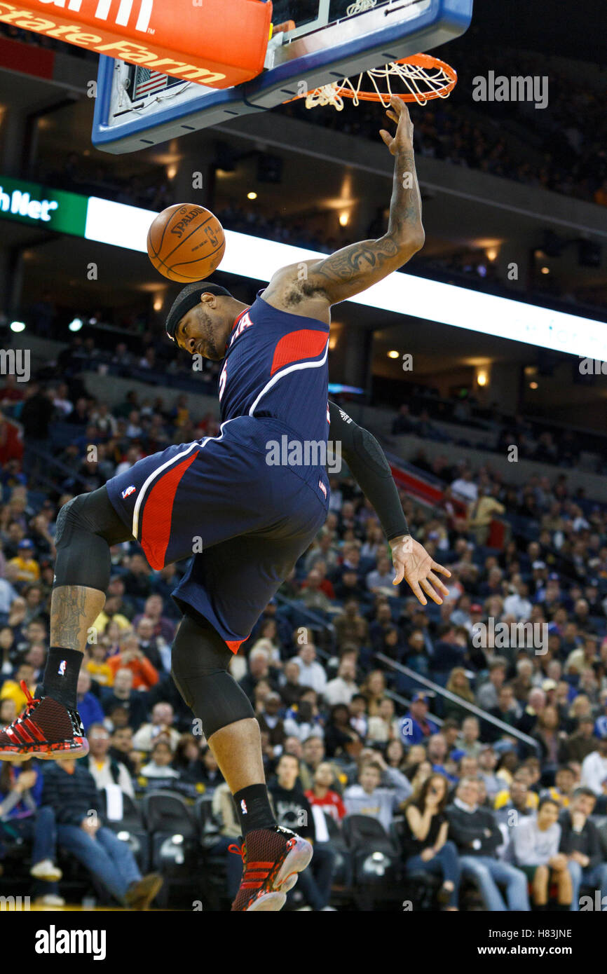 Februar 25, 2011; Oakland, Ca, USA; Atlanta Hawks Power Forward Josh Smith (5) Dunks gegen die Golden State Warriors im ersten Quartal bei Oracle Arena. Stockfoto