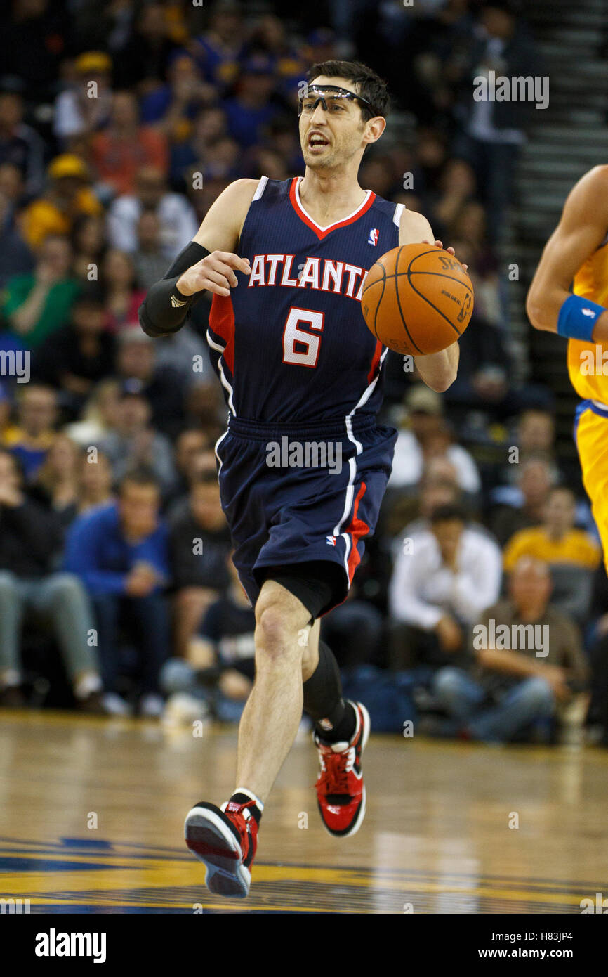 Februar 25, 2011; Oakland, Ca, USA; Atlanta Hawks guard Kirk Hinrich (6) den Ball dribbelt bis vor Gericht gegen die Golden State Warriors im ersten Quartal bei Oracle Arena. Atlanta besiegt Golden State 95-79. Stockfoto