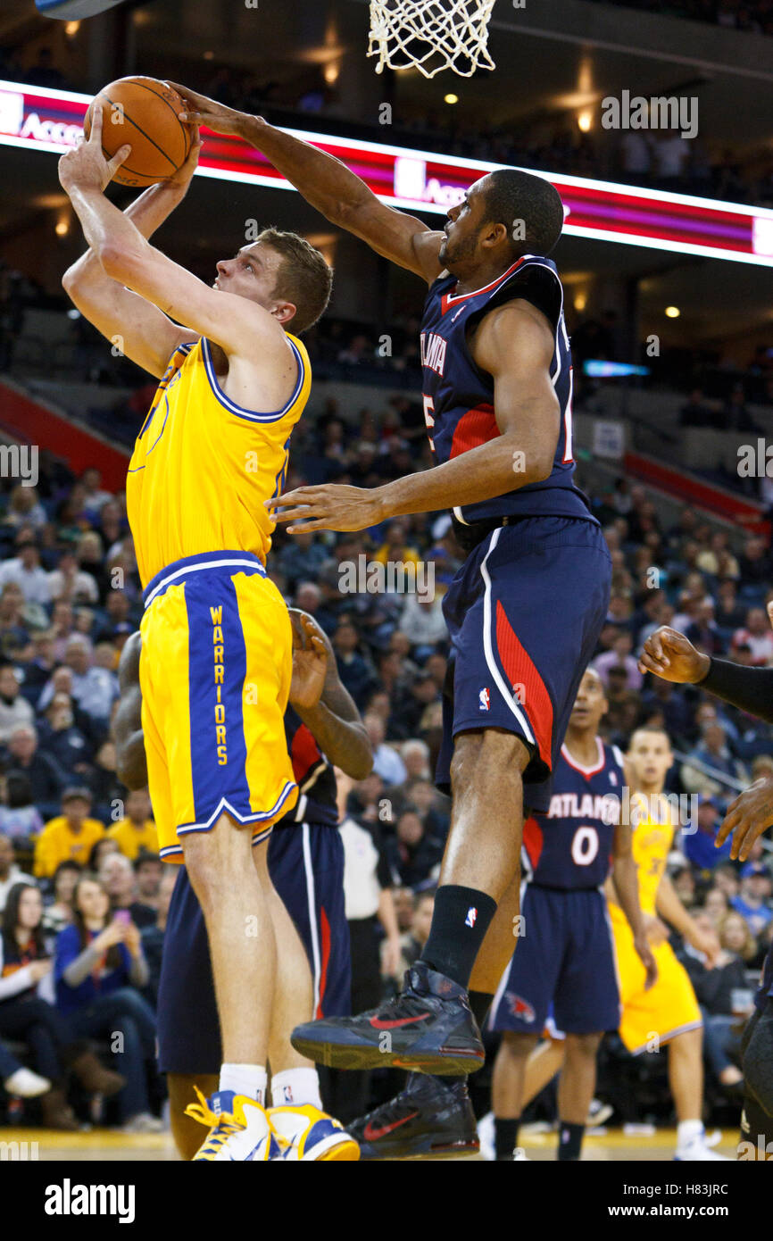 25. Februar 2011; Oakland, Kalifornien, USA;  Atlanta Hawks zentriert Al Horford (15) Blöcke einen Schuss von Golden State Warriors Mitte David Lee (10) im dritten Quartal auf Oracle Arena. Atlanta besiegte Golden State 95-79. Stockfoto