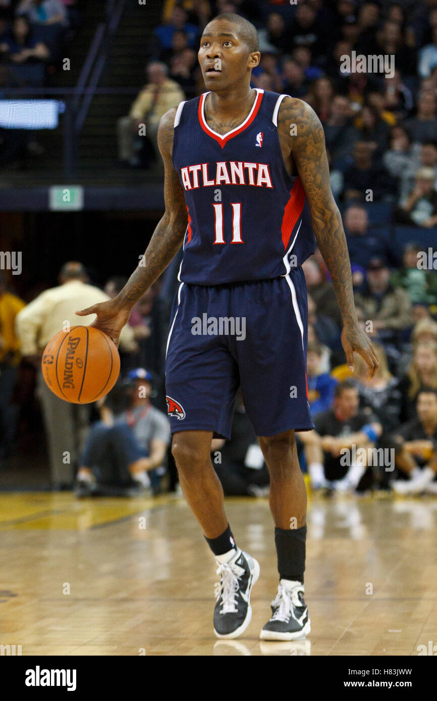 25. Februar 2011; Oakland, Kalifornien, USA;  Atlanta Hawks Wache Jamal Crawford (11) dribbelt den Ball gegen die Golden State Warriors im vierten Quartal in Oracle Arena. Atlanta besiegte Golden State 95-79. Stockfoto