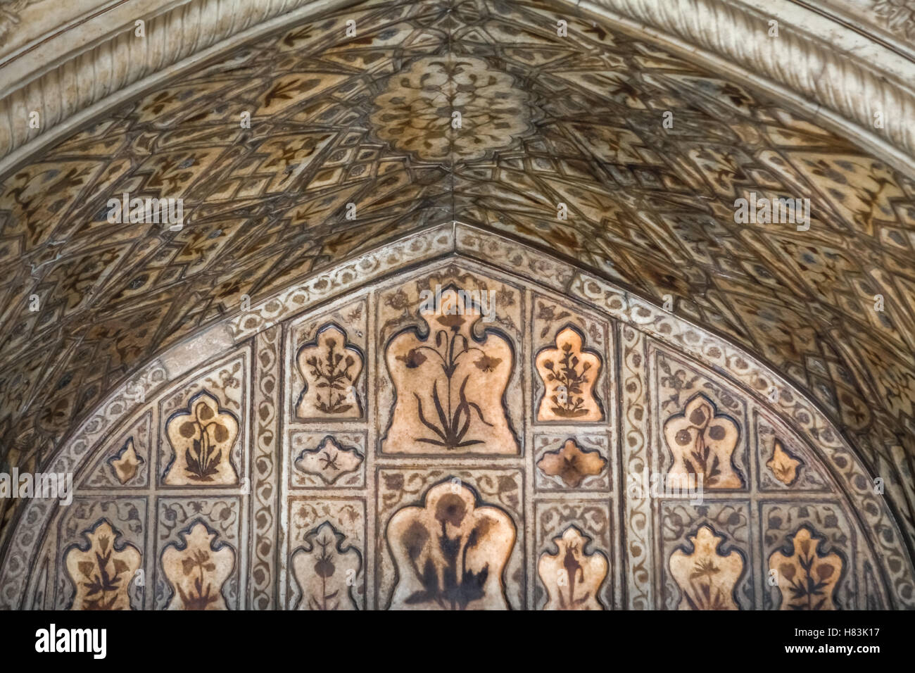 Weiße Marmordecken mit Blumenmotiven. Mogulstil im Khas Mahal Pavillon, Red Fort, Agra, Uttar Pradesh, Indien. Stockfoto