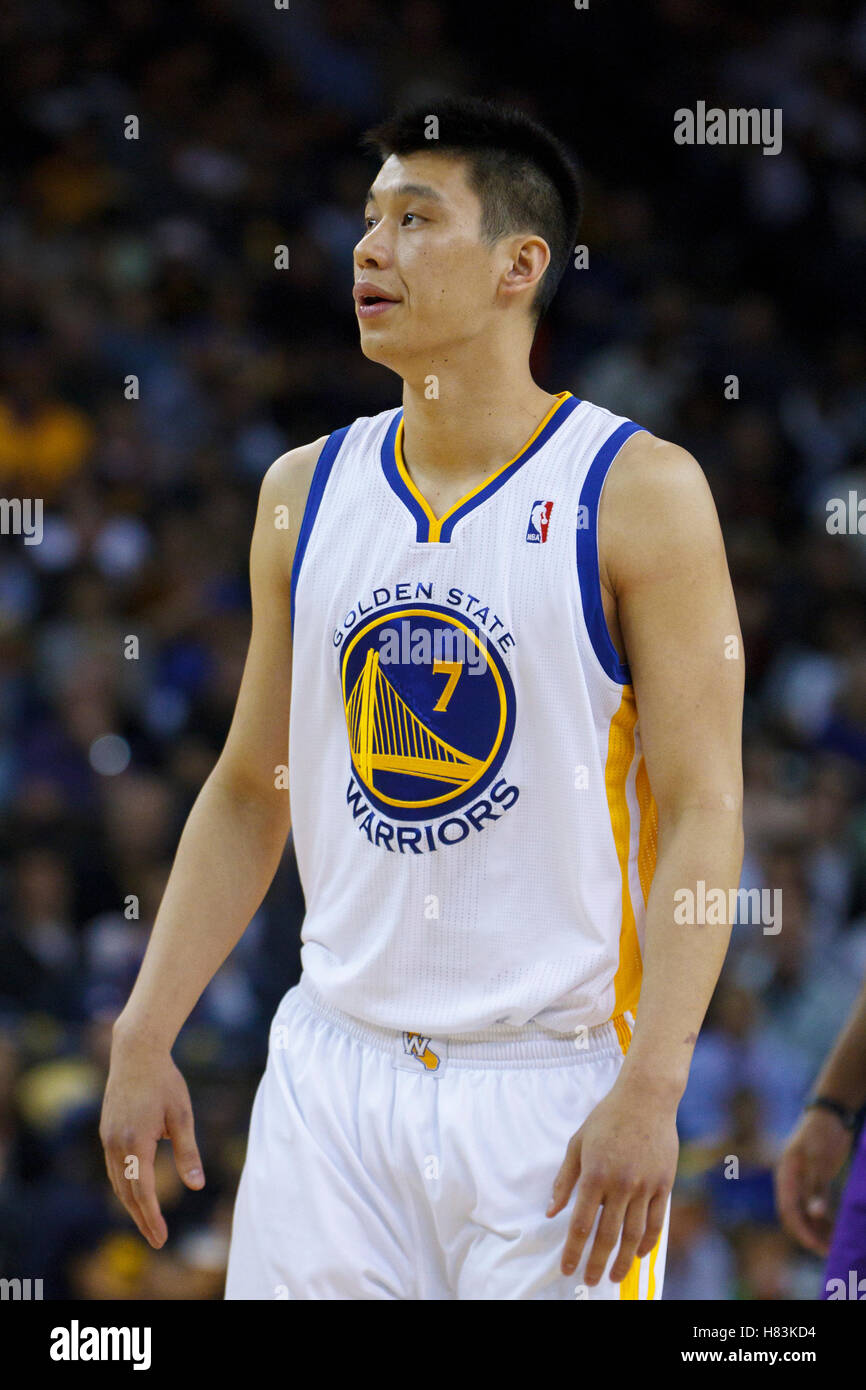 10. April 2011; Oakland, Kalifornien, USA;  Golden State Warriors Point guard Jeremy Lin (7) vor einem Freiwurf gegen die Sacramento Kings im ersten Quartal bei Oracle Arena. Sacramento besiegte Golden State 104-103. Stockfoto