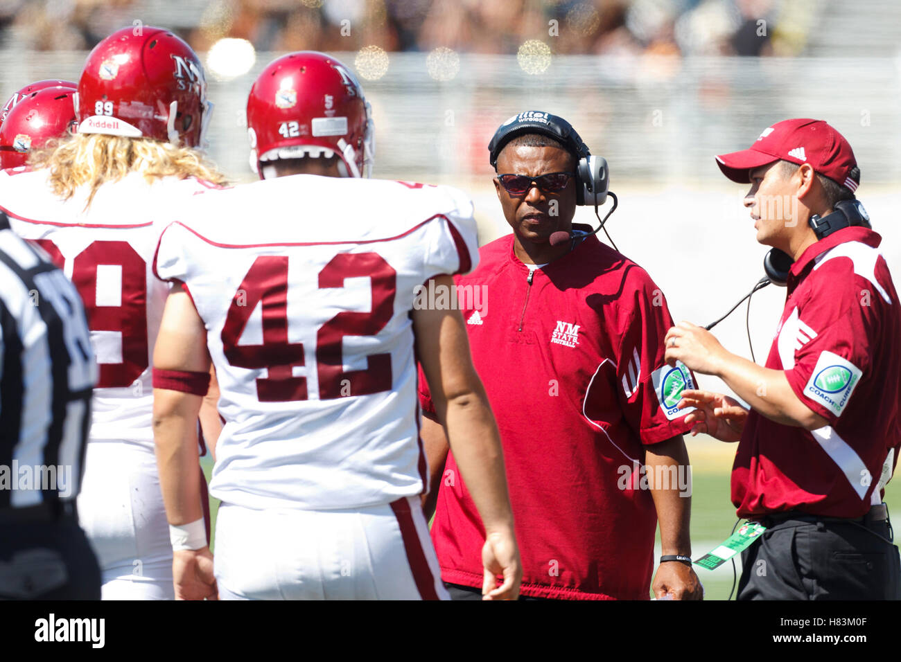 24. September 2011; San Jose, CA, USA;  New Mexico State Aggies Cheftrainer DeWayne Walker (Mitte) spricht mit seinem Team vor dem Spiel gegen die San Jose State Spartans im Spartan Stadium. San Jose State besiegt New Mexico State 34-24. Stockfoto