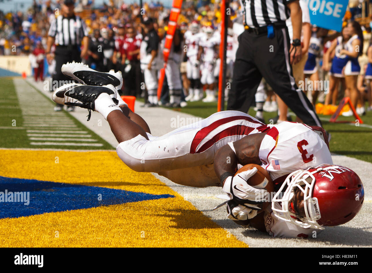 September 2011; San Jose, CA, USA; New Mexico State Aggies Running Back Kenny Turner (3) holt sich einen Pass für einen Touchdown gegen die San Jose State Spartans im zweiten Quartal im Spartan Stadium. San Jose State besiegte den Bundesstaat New Mexico mit 34:24. Stockfoto