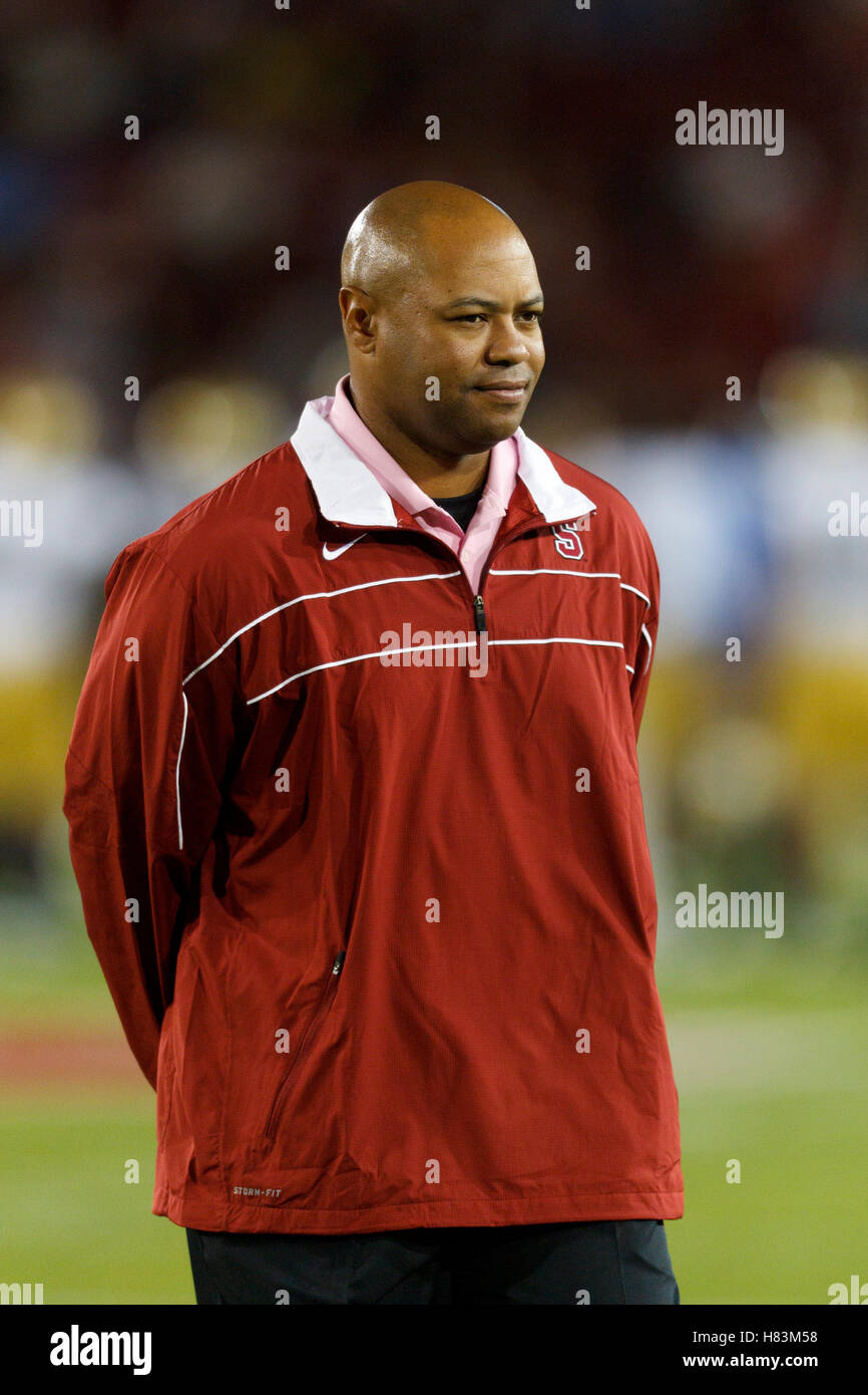 1. Oktober 2011; Stanford, CA, USA;  Stanford Cardinal Cheftrainer David Shaw an der Seitenlinie vor dem Spiel gegen die UCLA Bruins Stanford Stadium. Stockfoto