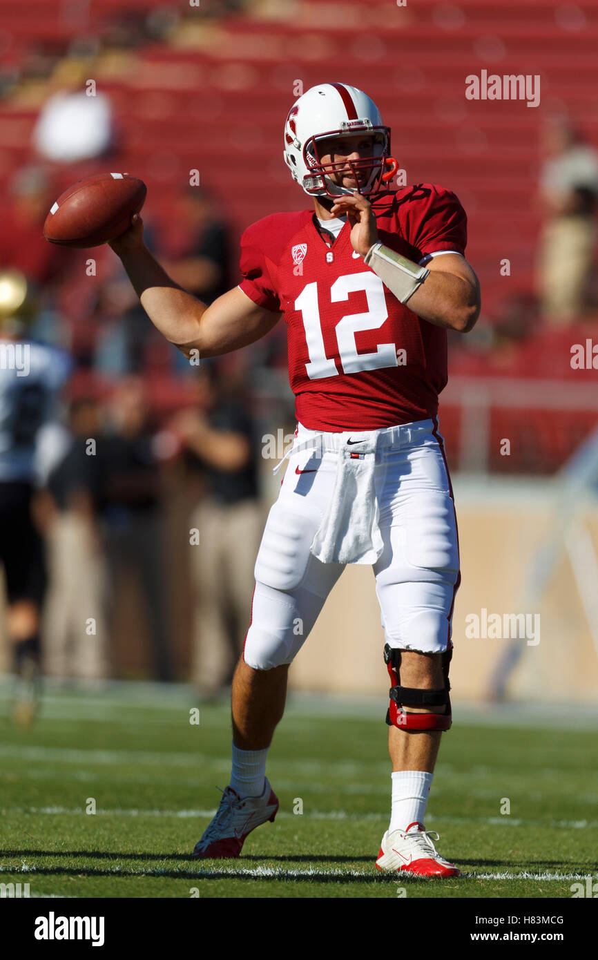 Okt 8, 2011; Stanford, CA, USA; Stanford Cardinal quarterback Andreas Luck (12) nach dem Aufwärmen vor dem Spiel gegen die Colorado buffaloes in Stanford Stadium. Stockfoto